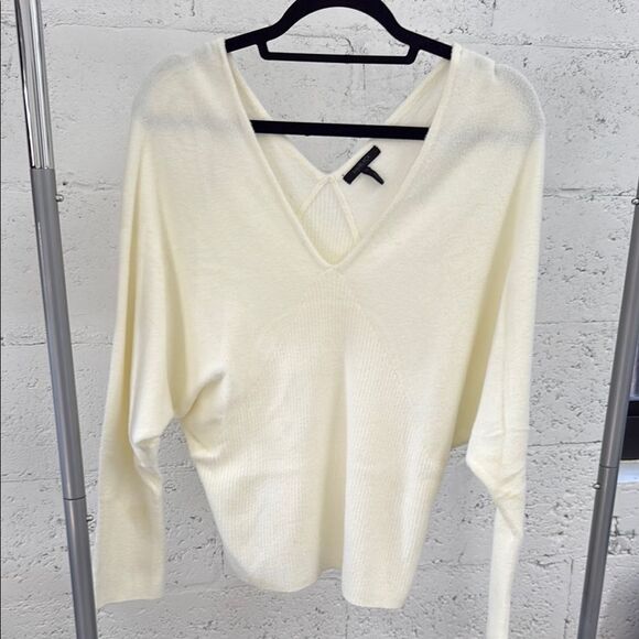 Cream V-Neck Sweater - Large - NWOT - Super Soft Womens Long Sleeve - Large - Picture 1 of 4